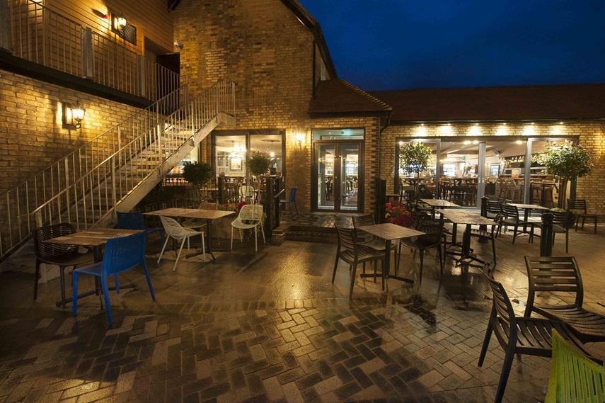 The Crown Hotel Wetherspoon Biggleswade Bagian luar foto