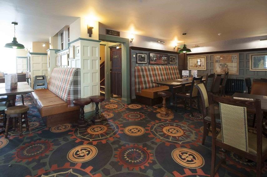 The Crown Hotel Wetherspoon Biggleswade Bagian luar foto