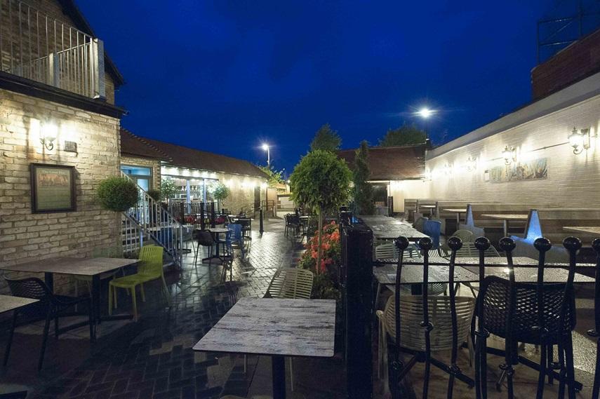 The Crown Hotel Wetherspoon Biggleswade Bagian luar foto
